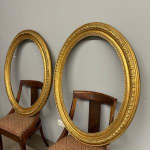 Antiguo par de marcos ovalados dorados con decoración de bayas de 1840, pan de oro. Medidas: 98 x 80
